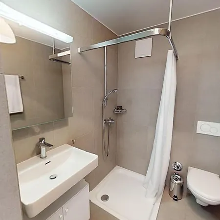 Center Apartments, Minutes Away From The Lake! Am53