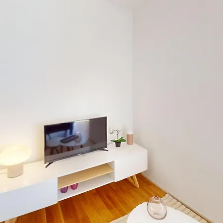 Center Apartments, Minutes Away From The Lake! Am53